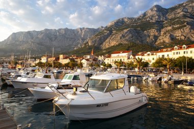 Makarska, Hırvatistan-16 Haziran, 2017:Rental motorlu tekneler güzel mavi Harbor. Kiralık küçük yatlar. Su zanaat yaz tatili için seyahat için egzotik Adaları.
