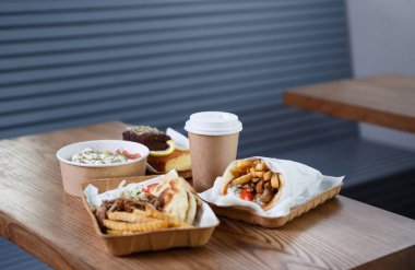 Lezzetli abur cubur Restoran My take away akşam yemeği için. Fast food kağıt tabak ve açık kahve Kupası metin, Cafe logo yerleştirmek için servis. Kopya alanı üst