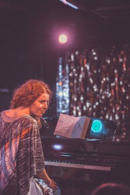 Moskova - 29 Aralık, 2014: piyanist ve şarkıcı Alina Orlova performans gösteren canlı ruh ve blues konseri gece kulübünde. Ünlü müzisyen müzik salonunda piyano