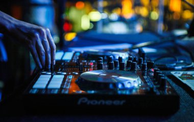 Moskova - 14 Ekim, 2016: Rus rap şarkıcısı Kravz gece kulübü Moskva sahnede büyük konser. Dj müzik ve çizilmemesi Katos profesyonel dj MIDI denetleyicisi üzerinde izler kız eline odaklanın. Konser için modern disk jokey dijital ses cihazı