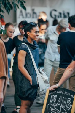 Moskova - 22 Ağustos, 2015: Tasarım Pazar Le piknik adlı popüler hipster olay Dewars Powerhouse gerçekleşti ve genç tasarımcı ve sanatçıların toplandı