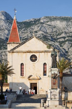 Makarska, Hırvatistan - 23 Haziran, 2017: güzel fransican heykeli ünlü şair ve keşiş Andrija Kacic birlikte Katolik Tapınağı