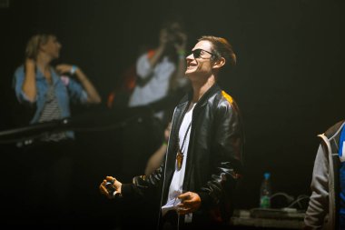 Moskova - 26 Eylül, 2015: büyük konser rapçi Kravz gece kulübünde. Popüler hip hop şarkıcı şarkı kulüp sahnede. Ünlü sanatçısı canlı gösterisini oynat. Müzik Festivali etkinliği