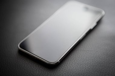 Mariupol, Ukraine-25 Ekim, 2017: Yeni Iphone X smartphone modelinde kapatın. Modern Iphone 10 hareket eden telefon aygıt