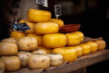 Amsterdam, Hollanda 'da bir dizi lezzetli peynir var. 