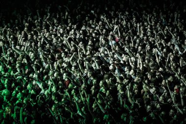 Moskova-3 Aralık 2016: gece kulübünde kalabalık dans pisti. Gece kulübünde büyük canlı müzik gösterisi. İnsanlar konserde eğleniriz. Festivalde büyük bir kalabalık. Favori şarkıcıya hayranları dalga el popüler şarkı şarkı