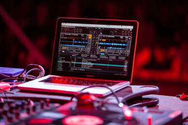 Kiev-11 Temmuz, 2018: Konser Dj sahne kurulumunu çalıştırın. Apple Macbook Pro müzik parçaları üzerinde eğlence olay oyun profesyonel DJ ses yazılım Traktor Dj karıştırma yüklü