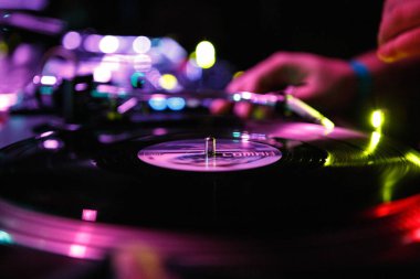 Kiev-4 Temmuz, 2018: Profesyonel Dj pikap oyuncu Technics Sl-1210 konser sahne