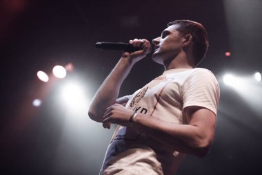 Moskova - 12 Haziran, 2016: Hip hop müzik grubu gece kulübünde sahnede canlı performans Triada ayarla.