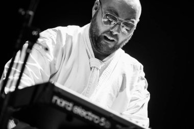 Moskova - 26 Mayıs, 2016: Rock konseri Emir Kusturica ve Sigara İçilmeyen orkestra grubu