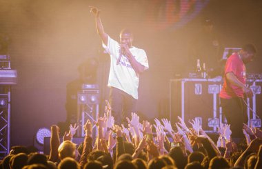 Moskova - 15 Kasım, 2016: ünlü müzik grubu Asap mafya performans gösteren canlı hip hop müzik gösterisi gece kulübü sahnede