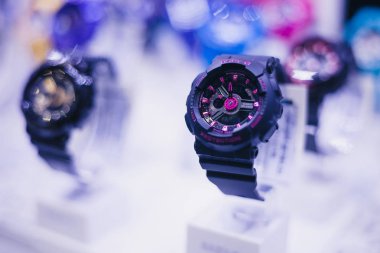 Moskova - 4 Aralık, 2015: Casio G-Shock ve Burton markalar arasında işbirliği tanıtımı. G-Store Flakon Sanat Fabrikası'nda yanıcı yener Dj Chagin tarafından barındırılan 