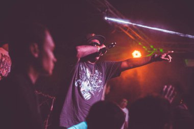 Moskova - 04 Nisan, 2015: Rusya Ukrayna barda Outlawz (Tupac 2pac Shakur eski grup) performans gösteren canlı konser