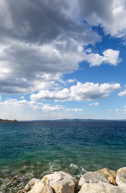 Bulutlu gökyüzü ve derin mavi su renk ile dikey deniz manzara. Yaz tatil seyahat için Croatia.Popular seyahat hedef Adriyatik Denizi üzerinde güzel manzara. Egzotik yer