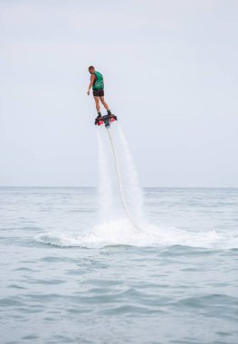 Odessa, Ukrayna-21 Ağustos, denizde hydroflyer vurgulu gemide 2017:Young kişini. Trendy sinek Kurulu jetboots ayakları üzerinde. Modern Jet artyakıcıları vurgulama kurulu Aqua scooter tekne ile güçlendirilmiş