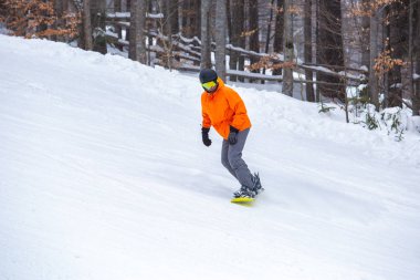 Bukovel, Ukrayna - 19 Mart, 2018: Snowboarder atlet rides gemide Bukovel kar Park resort özel kayak yolda. Güney Avrupa'da aşırı kış sporları. Tatil için seyahat hedef