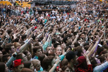 Moskova - 2 Haziran, 2016: büyük konser kalabalık açık yaz müzik festivali. Pek çok gencin el sallamak ve hip hop şarkıcısı L'One konser üzerine şarkı. Sahne Alanı'ndan kalabalık dans pistinde görüntülemek