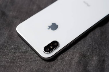 Mariupol, Ukraine-30 Ekim, 2017: Yeni Iphone X akıllı telefon modelinde kapatın. Yeni Apple Iphone 10 hareket eden telefon aygıt