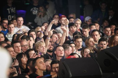 Moskova-15 Kasım 2016: gece kulübünde kalabalık dans pisti. Müzik hayranları gece kulübünde gösterisi görmek için toplandı. Clubbing genç insanlar için ünlü müzisyen bekliyor