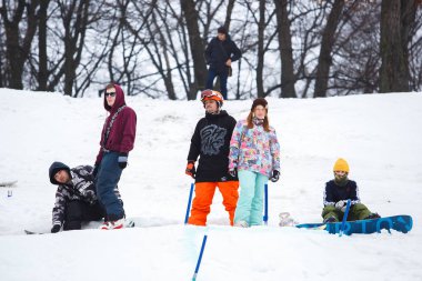Kiev, Ukrayna - 3 Şubat, 2018: Snowboard Parkı Goloseev Kayak Park açılışı.