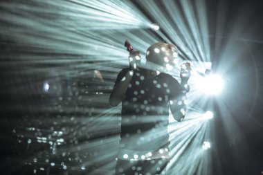 Moskova-28 Nisan, 2016: mikrofon sahnede konser sırasında şarkı popüler rock şarkıcısı. Rock'çı Mujuice kulüp büyük gösteri şarkı söylüyor