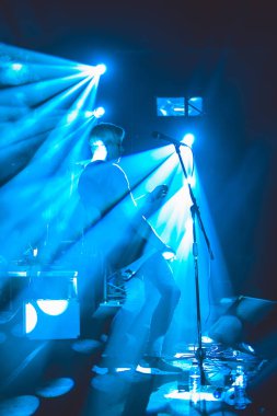 Moskova-28 Nisan, 2016: mikrofon sahnede konser sırasında şarkı popüler rock şarkıcısı. Rock'çı Mujuice kulüp büyük gösteri şarkı söylüyor