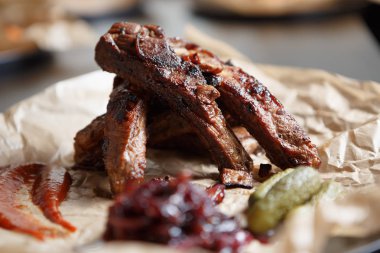 Kemik restoran menüsünde kızarmış et. Fast food restoran menüsünde kağıt tabakta servis domuz kaburga yandı. Lezzetli, ama sağlıksız fast food