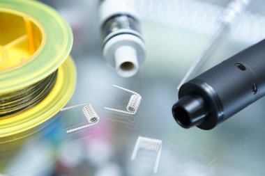 Vape Dükkanı. Modern vaping cihaz bakım ve yükseltme bölümlerinde kapatın. O popualr ecig vaper cihaz satın. Elektronik Sigara İçilmeyen ejuice için aracı. Kutusu mod ve tel