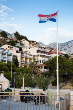 Brela, Hırvatistan-26 Haziran, Hırvat Cumhuriyeti bayrağı 2017:National Dalmacija Region.Beautiful kutup üzerinde hedef yaz tatili için seyahat.