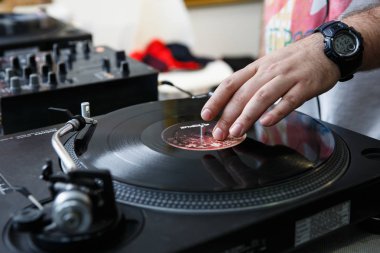 Kiev-30 Haziran, 2018: Vinil kayıtlar müzikli tırmalamak dj eller kalça hop. DJ Panchez çalış müzik turntable ve gece kulübü ses mixer device ayarlayın. Profesyonel ses ekipmanları 