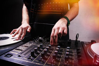 Bir erkek Djscratching hip hop müzik kaydının eller
