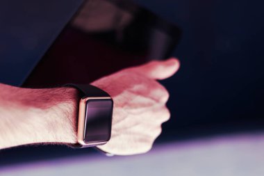 Erkek el üstünde o - trandy iki aygıt ile izle zeki ve tablet pc. Bu kişi her zaman internet ve sosyal medya için modern araçlar ile bağlı.