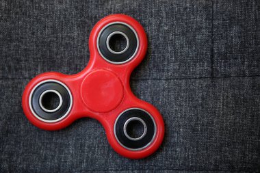 Popüler parmak spinner aygıt. Modern topluca iplik oyuncak yatakları üzerinde. Elinde sıralayacağız ve serin yeni püf noktaları öğrenin. Bu yeni dönen becerikli alet ile eğlenin. 