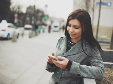 Modern akıllı telefon kullanan genç esmer kız