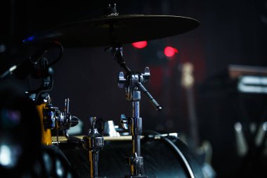 Kiev - 9 Şubat, 2018: profesyonel davul kiti sahnede. Atlas, arka plan içinde rock konseri. Pro davulcu sahnesinde ayarla 