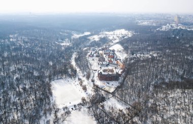 Kiev, Ukrayna -10 Mart, 2018: Hava dron fotoğraf Kiev Goloseevski Park ormanda. Karlı kış manzara Ukrayna quadrocopter havai çekim.