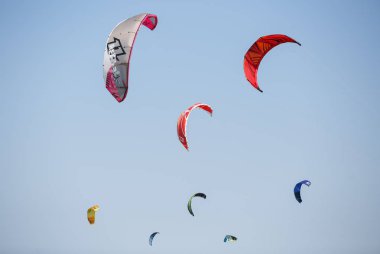 Odessa-25 Ağustos, 2017: Kitesurfing Karadeniz üzerinde. Genç ve aktif sporcular için eğlenceli su sporları. İnsanlar iyi yaz günde uçurtma sörf tahtası üzerinde dalgalar binmek