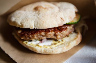 Geleneksel Sırp çanak Pljeskavica.Fresh Kavrulmuş dana eti, peynir dilimi ve ekmek topuz hizmet Sebze burger ızgara. Tablo fastfood Restoran yiyecek çanak