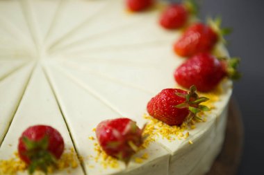 Bisküvi, beyaz şeker krem ve taze tatlı kremalı pasta yemek çilek Tepesi üzerinde. Lezzetli İtalyan restoran tatlı menüsü çanak. Kafeteryada öğle yemeği molası için Çilekli kek tadını çıkarın