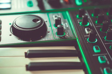 Dijital müzik ve hatırlatmak bilgisayar yapmak için MIDI klavye. Ses ekipmanları için profesyonel ses kayıt stüdyosu. Piyano tuşları ve ses düzenleyiciler üzerinde odaklanmak