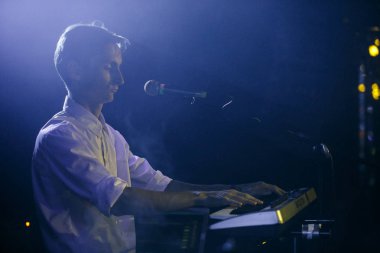 Moskova - 5 Ekim, 2016: Rus synth pop rock grubu canlı konser gece kulübü 16 Tonnsback vokalist Sergey Voroshnin sahnede oynarken Vougal söylüyor ve gece kulübü sahnesinde elektro gitar çalış.
