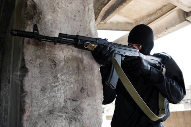 asker saklanma gelen bir tüfekle hedefleme