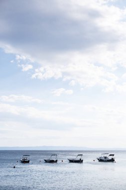 Motorlu bir tekne yaz tatili için sahilde Kiralık. Kiralık Tekne deniz dalgaları üzerinde kayması