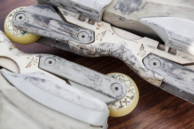 Moskova - 23 Mart, 2017: agresif inline paten aşırı paten için. Kullanılan ve inç - line paten buz pateni dublör için çizik: eziyet raylar, çıkıntıları ve hileler skate park havada atlama