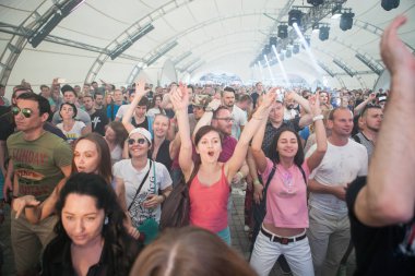 Moskova - 19 Haziran, 2016: konser izleyici zevk büyük canlı müzik festivali olay. Müzik hayranları kalabalık dans pisti iyi eğlenceler. İnsanlar eller havada en sevdiğim müzisyen oyun şarkı için havaya