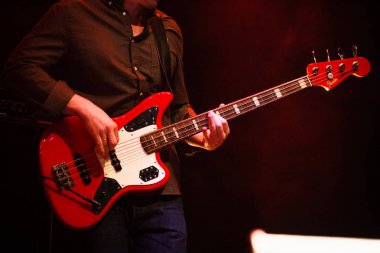 Moskova - 7 Eylül, 2016: büyük rock müzik konseri Kirpichi grubu. Gece kulübünde sahnede canlı programı oynarken gitarist.