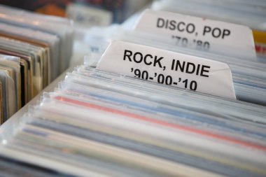 Moskova - 26 Mart, 2017: dj topluluğu tarafından güç merkezi satış birçok vinil kayıtlar. HiFi ses severler vinyls müzk yenilikçi retro pikap Player ile satın