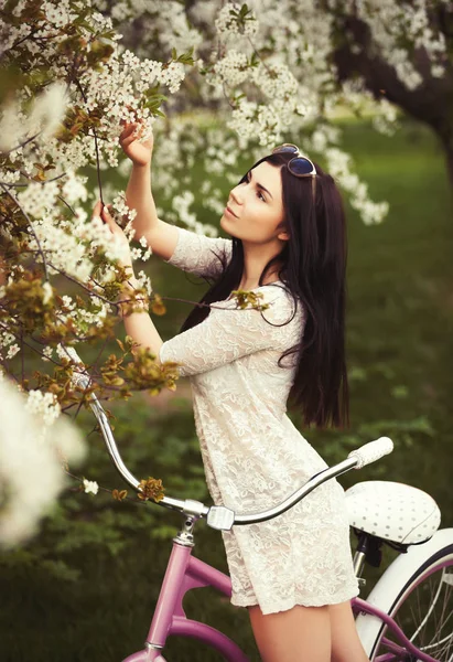 Красивая Молодая Женщина Розовым Велосипедом Наслаждается Этим Ярким Весенним Летним — стоковое фото