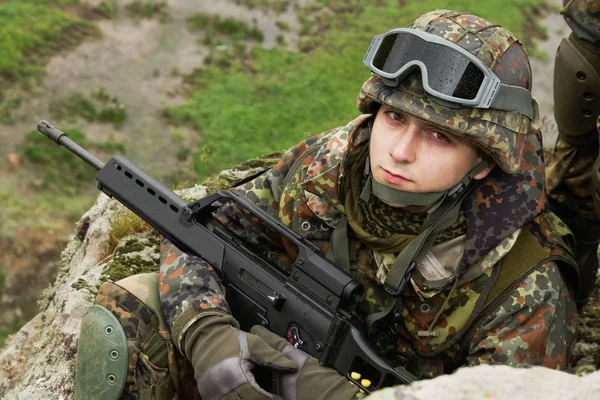 Jovem Nós Batemos Soldado Com Espingarda Automática Soldado Camuflagem Capacete — Fotografia de Stock
