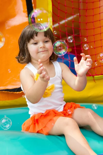 Niña Blanca Jugando Con Burbujas Brillante Día Verano — Foto de Stock
